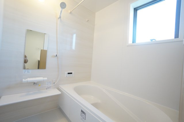 リーブルガーデン常滑市西之口2丁目　　3号棟の浴室|雨の日のお洗濯に大活躍な浴室乾燥機付！広々浴室1坪タイプで一日の疲れを癒すくつろぎのバスタイム♪
