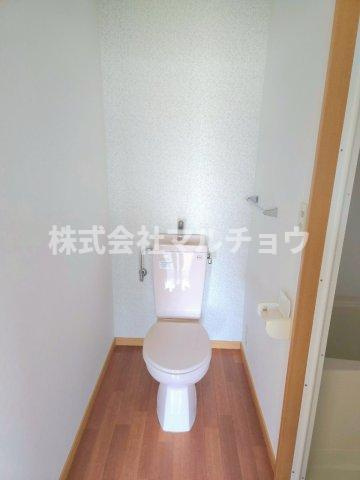 コーポ五月のトイレ|落ち着いた色調のトイレです