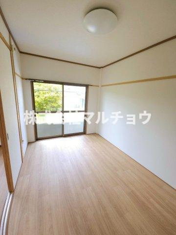 コーポ五月の洋室|落ち着いた色調の洋室です