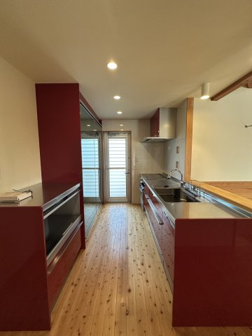 苫田郡鏡野町薪森原　中古住宅6DK+Sのキッチン|耐久性の高いステンレス天板のキッチン。勝手口もあるので、何かと便利です。