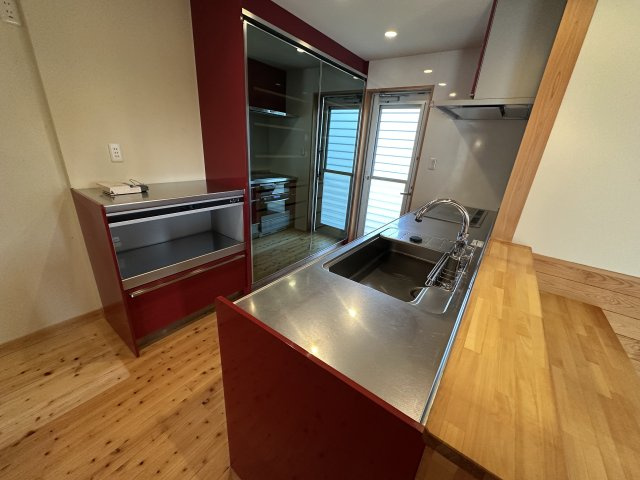 苫田郡鏡野町薪森原　中古住宅6DK+Sのキッチン|収納容量が高く、おしゃれなカップボードが設置されているので、別で食器棚を置く必要がありませんね。