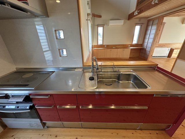 苫田郡鏡野町薪森原　中古住宅6DK+Sのキッチン|IHヒーターとビルトインオーブンと浄水器一体型水栓が設置済のシステムキッチン。家事もお掃除も効率アップが期待できますね。