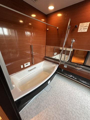 苫田郡鏡野町薪森原　中古住宅6DK+Sの浴室|坪庭の見える窓のあるゆったりとしたバスルーム。四季の風景を見ながらゆっくりとバスタイムを楽しめます。