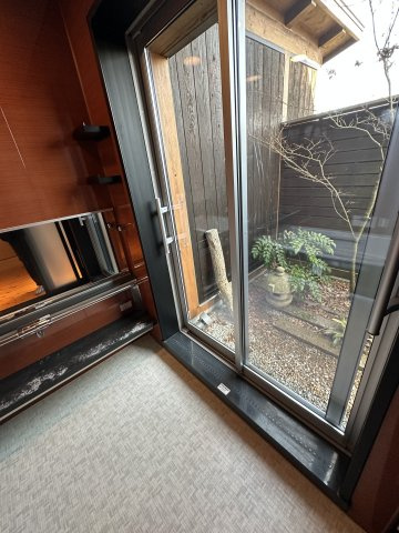 苫田郡鏡野町薪森原　中古住宅6DK+Sの浴室|お風呂から見える坪庭