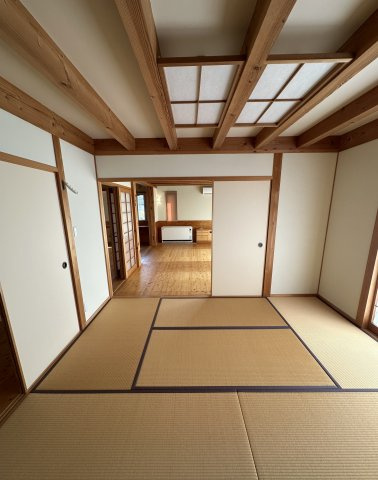 苫田郡鏡野町薪森原　中古住宅6DK+Sの和室|リビングから続く６帖の和室。天井のあらわし梁と障子が和の落ち着いた雰囲気を演出します。