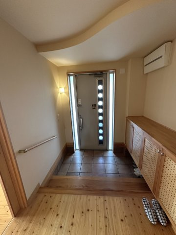 苫田郡鏡野町薪森原　中古住宅6DK+Sの玄関|大容量の下足箱を設置したゆったりとした玄関