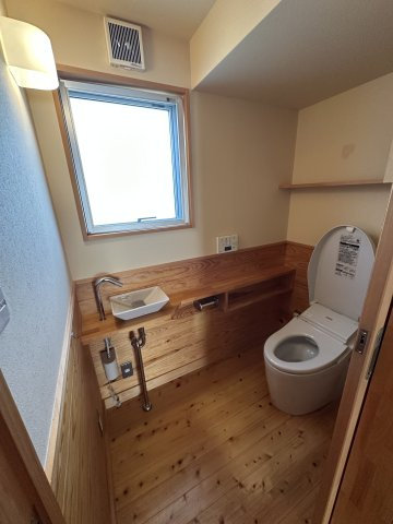 苫田郡鏡野町薪森原　中古住宅6DK+Sのトイレ|手洗いカウンターのあるゆったりとしたトイレ