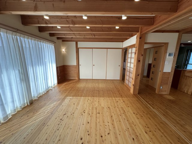 苫田郡鏡野町薪森原　中古住宅6DK+Sの居間・リビング