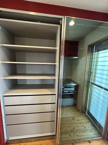 苫田郡鏡野町薪森原　中古住宅6DK+Sのキッチン|収納量たっぷりのカップボード