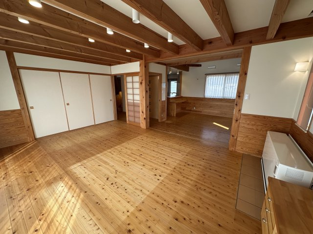 苫田郡鏡野町薪森原　中古住宅6DK+Sの居間・リビング|ダイニング、和室の戸を開ければ、合計26帖超の空間に。大勢のお客様がいらっしゃた時も安心です。