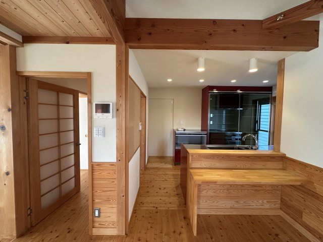 苫田郡鏡野町薪森原　中古住宅6DK+Sのダイニング|便利なキッチンの対面カウンターのあるダイニング。