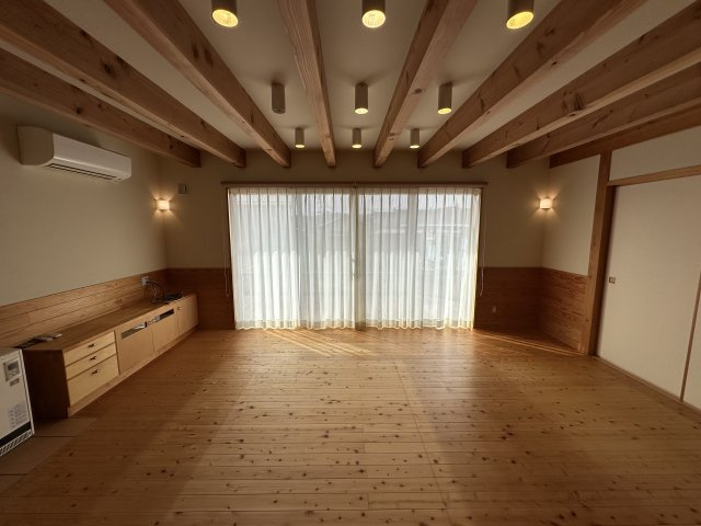 苫田郡鏡野町薪森原　中古住宅6DK+Sの居間・リビング|開口部を大きくとった明るいリビング。
