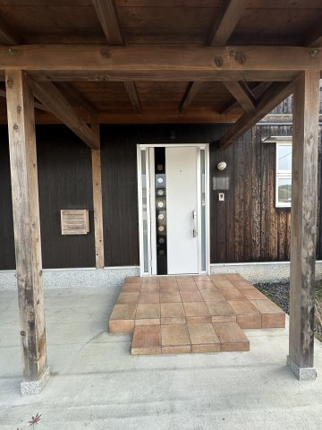 苫田郡鏡野町薪森原　中古住宅6DK+Sの玄関