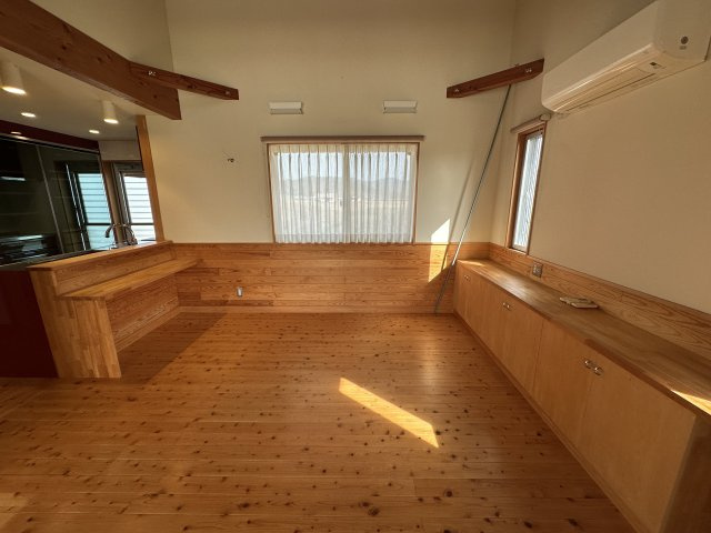 苫田郡鏡野町薪森原　中古住宅6DK+Sのダイニング|高い吹き抜けにシーリングファンのあるダイニング。レストランのようなおしゃれで解放感のある食卓空間が広がります。