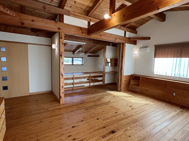 苫田郡鏡野町薪森原　中古住宅6DK+Sの洋室|2F15.5帖。ゆったりとした主寝室、吹き抜け空間に向けてデスク代わりになるカウンターもあり、家族とのコミュニケーションが広がります。