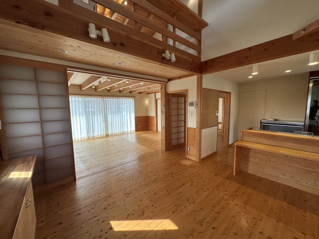 苫田郡鏡野町薪森原　中古住宅6DK+Sのダイニング|便利なキッチンの対面カウンターのあるダイニング。