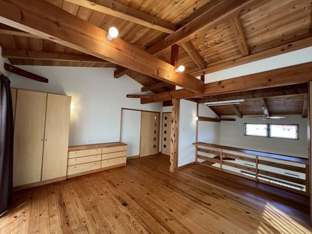 苫田郡鏡野町薪森原　中古住宅6DK+Sの洋室|2F15.5帖。ゆったりとした主寝室、吹き抜け空間に向けてデスク代わりになるカウンターもあり、家族とのコミュニケーションが広がります。