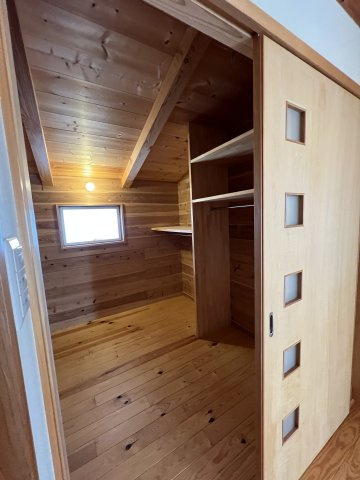 苫田郡鏡野町薪森原　中古住宅6DK+Sの収納|主寝室の大容量のウォークインクローゼット