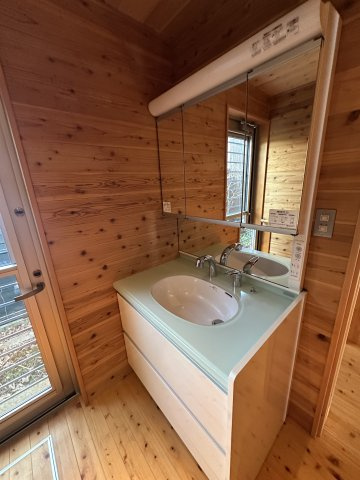 苫田郡鏡野町薪森原　中古住宅6DK+Sの独立洗面台|木目の美しい壁と一体感を出した木調の洗面化粧台。