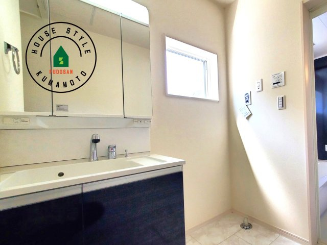 熊本市東区御領3丁目第6-3棟（3号棟）の内観：施工例|毎日使うものだから清潔な空間を保ちたい水回り。洗面にはそんな願いを解消させてくれる収納アイデアが満載です。三面鏡の裏側にはキャビネットが現れ小物から背の高い物まで収納できます。