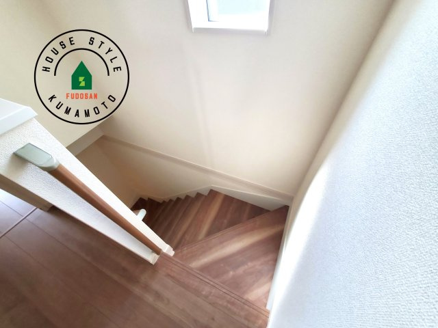 熊本市東区御領3丁目第6-3棟（3号棟）の内観：施工例|＜手すり付階段＞手すりがないと階段の昇り降りで危険なことはもちろん、壁に手をつきながら歩くことで壁紙が汚れやすくなります。すべての方に快適に昇り降りしていただくため、手すりを設置しました。