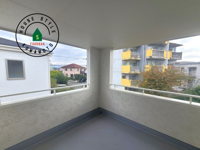 熊本市東区御領3丁目第6-3棟（3号棟）の外観：施工例|風をしっかりと感じられるバルコニーでは、毎日が洗濯日和です。広々としているので洗濯も楽しくなるでしょうし、気分転換にバルコニーからの眺めを楽しむのもいいでしょう。