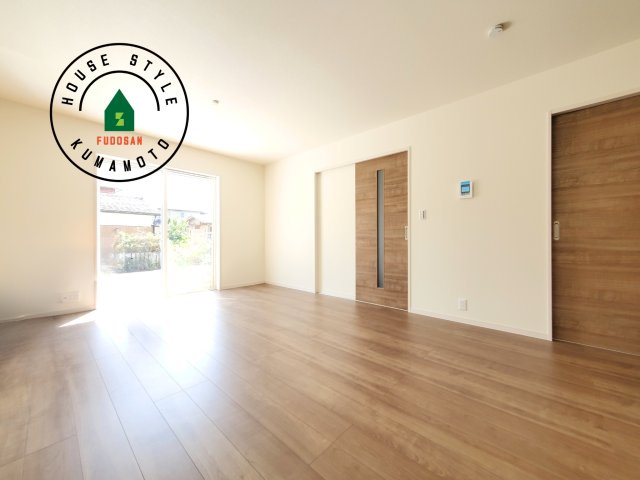 熊本市東区御領3丁目第6-3棟（3号棟）の内観：施工例|明るく開放的なリビングダイニングは豊かな陽光が注ぎ込み、やすらぎの空間を演出してくれます。ご家族で楽しいひとときをお過ごし下さい。※家具はCGを合成したものです。