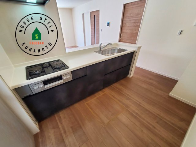 熊本市東区御領3丁目第6-3棟（3号棟）の内観：施工例|ダイニングテーブルへの配膳がラクラク、お料理はかどるカウンター付きシステムキッチン！