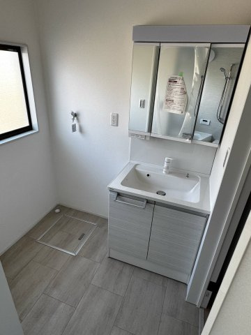 東御市海善寺の独立洗面台|洗濯機を置いても余裕の広さ！鏡の裏には収納スペース付き！