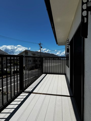 東御市海善寺のバルコニー|日当たり良好な広いバルコニー！洗濯物の出し入れなど楽々できちゃいます♪