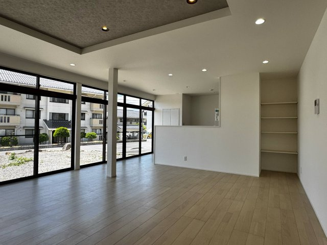 東御市海善寺の居間・リビング|日当たりの良い広々したリビングでゆったり過ごせます！