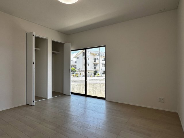 東御市海善寺の洋室|日当たり風通しともに良好！明るく朝を迎えられるつくりになっています♪