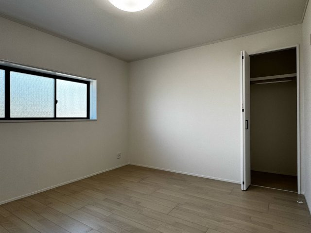 東御市海善寺の洋室|日当たり風通しともに良好！明るく朝を迎えられるつくりになっています♪