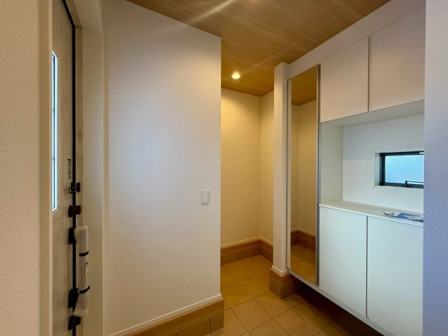 高知市介良2期2棟　1号棟の玄関|大容量シューズボックス＋SICで、家族の靴が増えても安心。玄関をいつも美しく保てます。