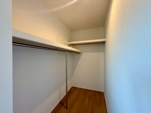 高知市介良2期2棟　1号棟の収納|2面にハンガーパイプ付きで、洋服をたっぷり掛けられる便利な収納スペース。