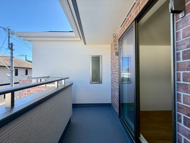 高知市介良2期2棟　1号棟のバルコニー|2つのバルコニー付きで採光・通風良好。洗濯物もたっぷり干せます。