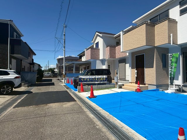 高知市介良2期2棟　1号棟の前面道路含む現地写真