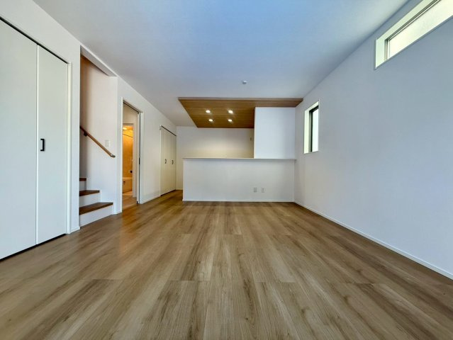 高知市介良2期2棟　1号棟の居間・リビング|リビング階段で家族のコミュニケーションが自然に増える間取り。子育て世帯にもおすすめです。