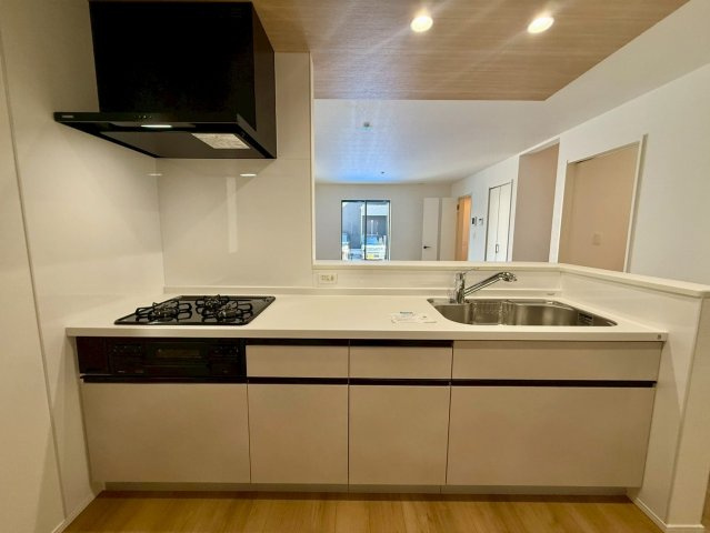 高知市介良2期2棟　1号棟のキッチン|3口コンロ＆ワイドなシンクで家事がスムーズ。料理好きの方にもおすすめです。