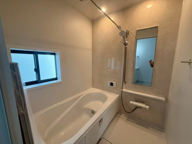 高知市介良2期2棟　1号棟の浴室|浴室暖房乾燥機完備。冬も暖かく、カビ対策や洗濯乾燥にも役立ちます。