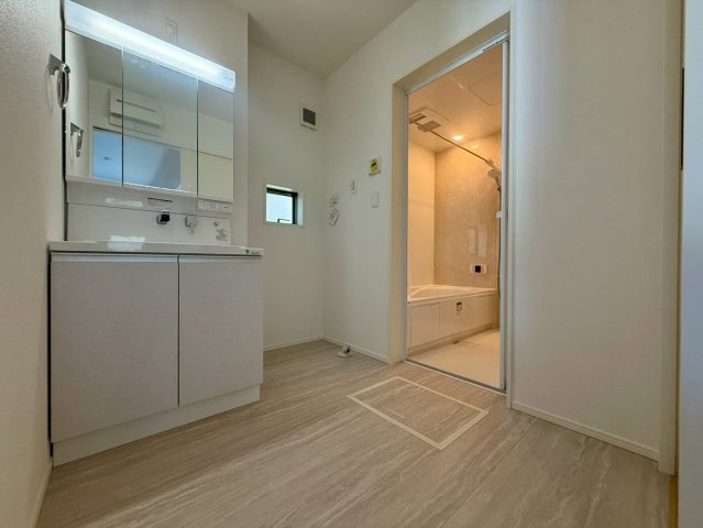 高知市介良2期2棟　1号棟の洗面所|三面鏡付き洗面化粧台で、身支度や収納がスムーズ。家族みんなで使いやすい空間です。