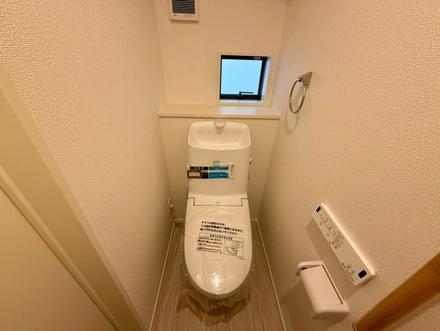 高知市介良2期2棟　1号棟のトイレ|小窓付きで換気しやすく、清潔に保てる快適トイレ。温水洗浄便座付きで機能性も◎