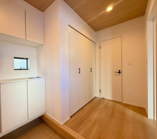 高知市介良2期2棟　1号棟の玄関|玄関横に大容量の収納を完備。靴や傘、アウトドア用品もすっきり片付きます。