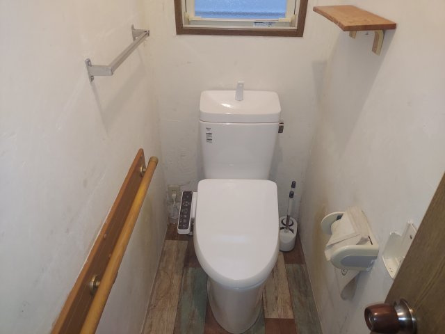 宝塚市中筋1丁目一戸建のトイレ|温水洗浄便座付き