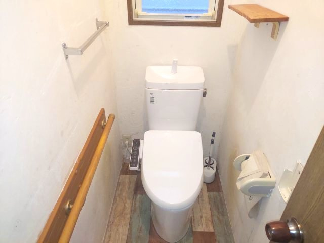 宝塚市中筋1丁目一戸建のトイレ|温水洗浄便座付き
