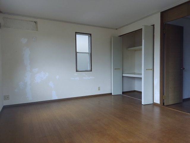 宝塚市中筋1丁目一戸建の洋室|2階洋室約11帖