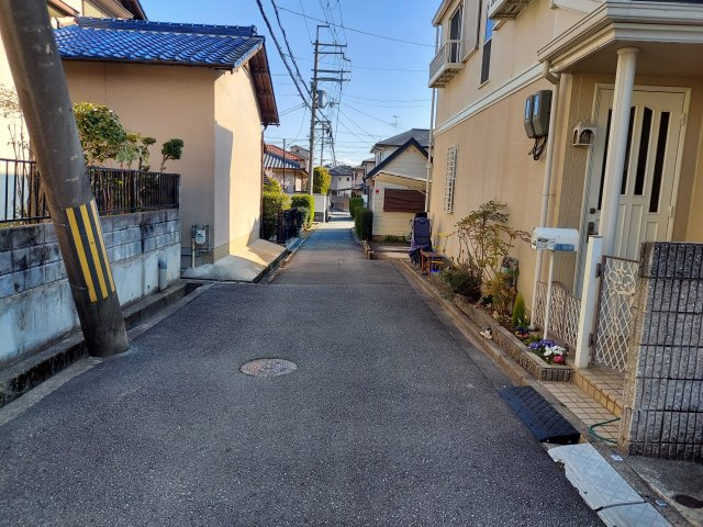 宝塚市中筋1丁目一戸建の前面道路含む現地写真