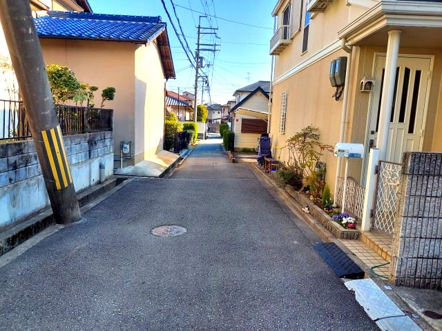 宝塚市中筋1丁目一戸建の前面道路含む現地写真