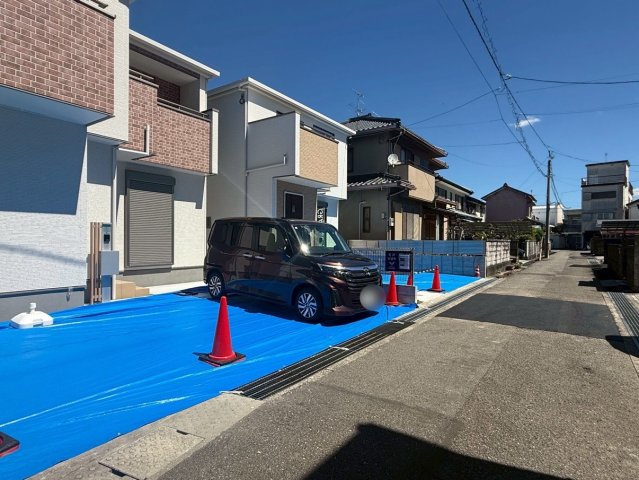 高知市介良2期2棟 2号棟の前面道路含む現地写真