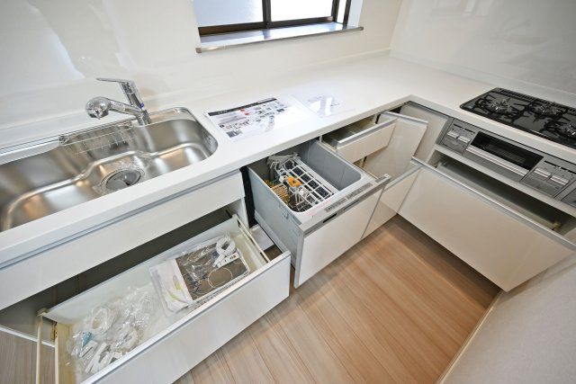 尼崎市金楽寺町2丁目中古戸建│4LDK+駐車1台可のキッチン|天板とワークトップ下の収納は満足のいくスペースが備わっています。 大きな鍋などもゆったりと収納いただけます。食洗機が標準装備されています。